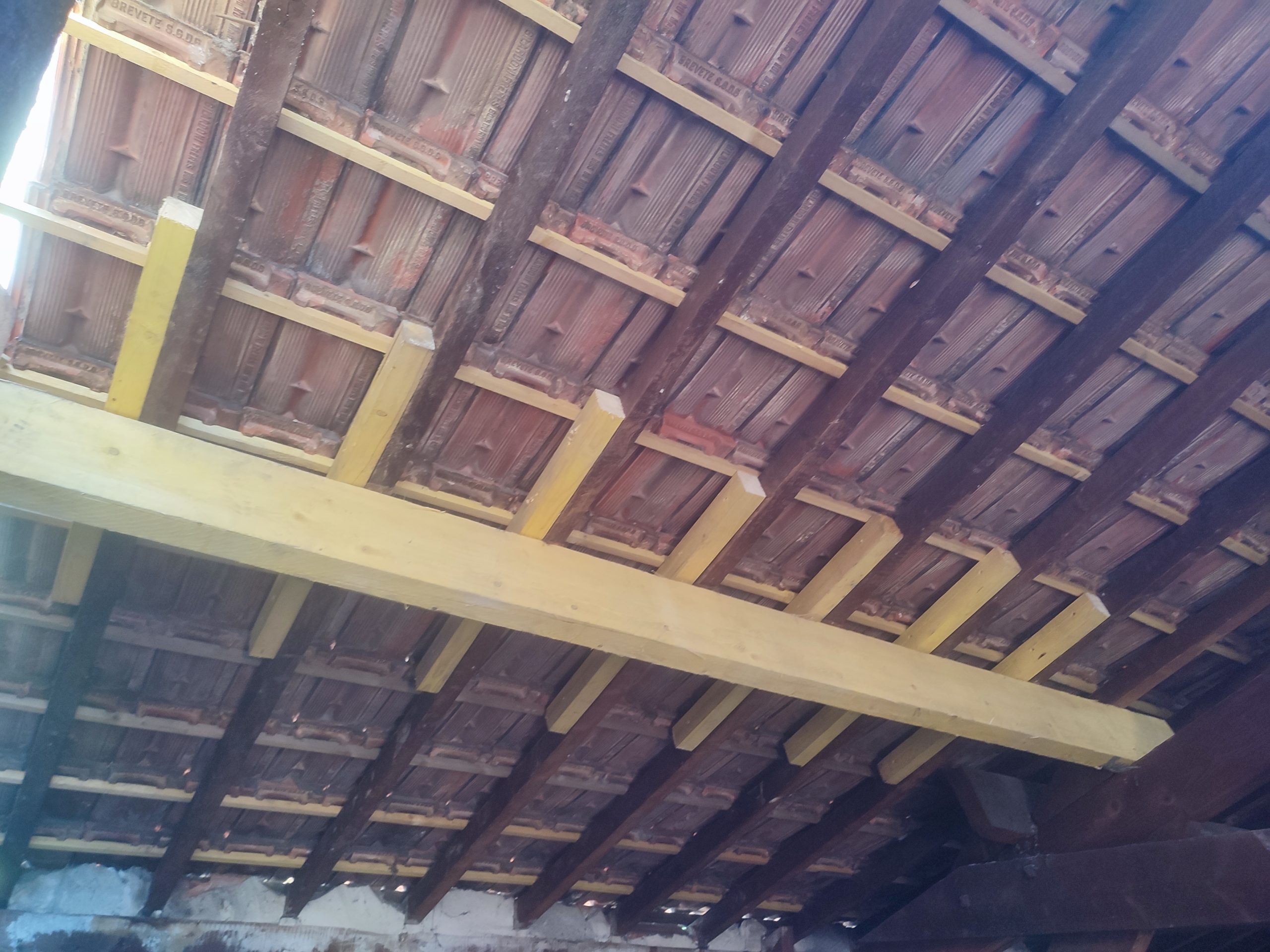 Bâtiment charpente panne après