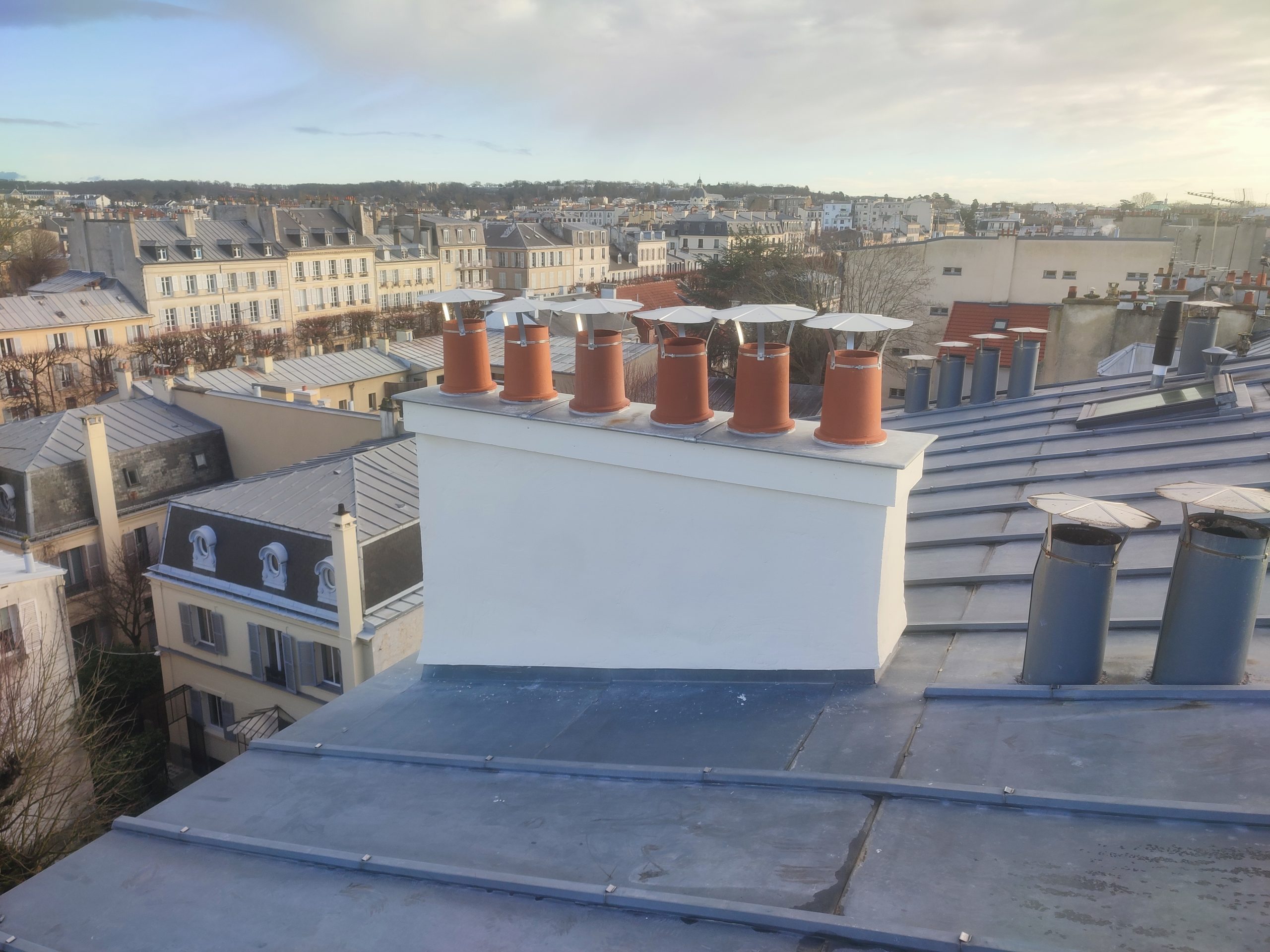 Bâtiment cheminée après