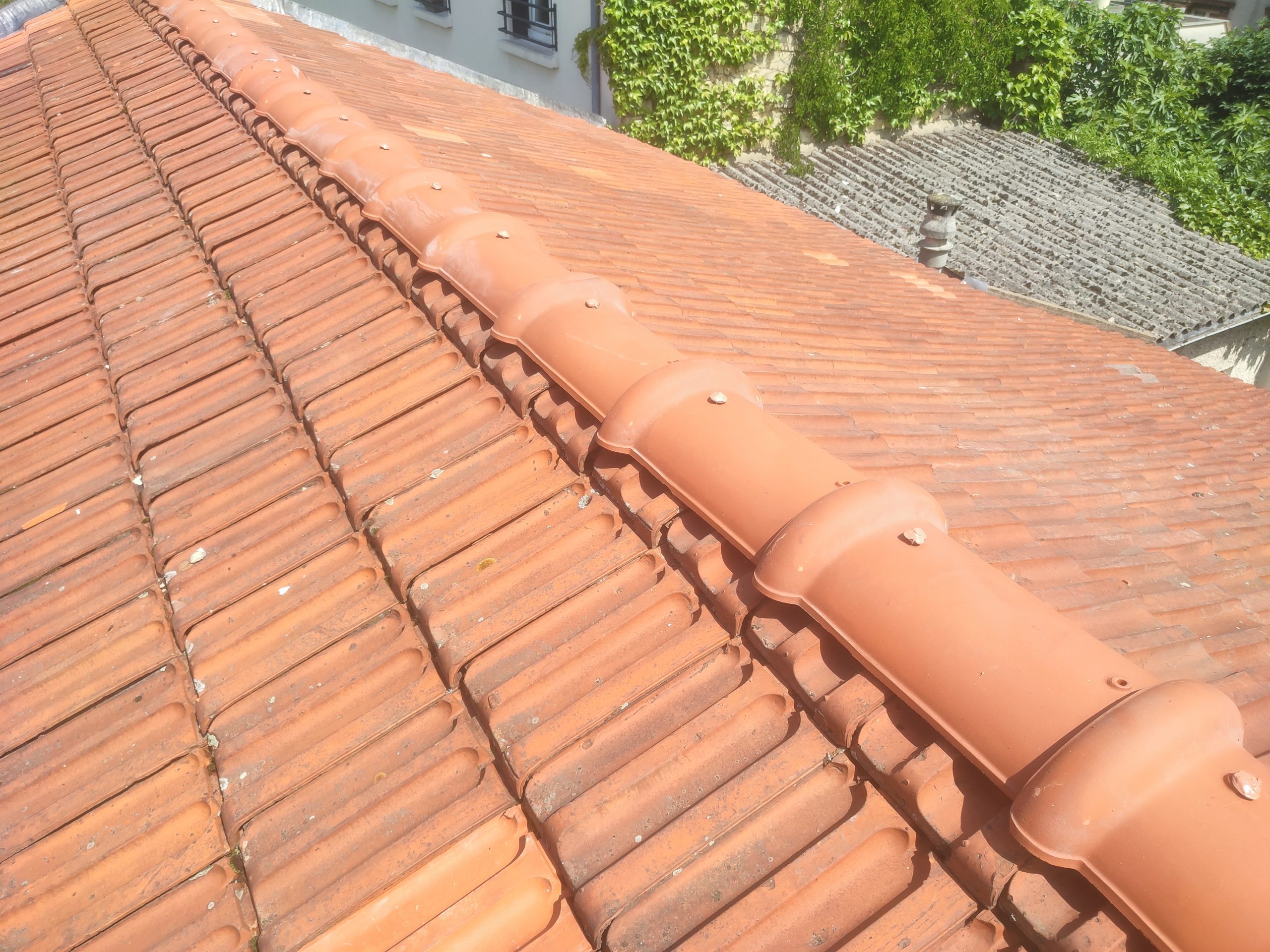 Bâtiment couverture faîtage après