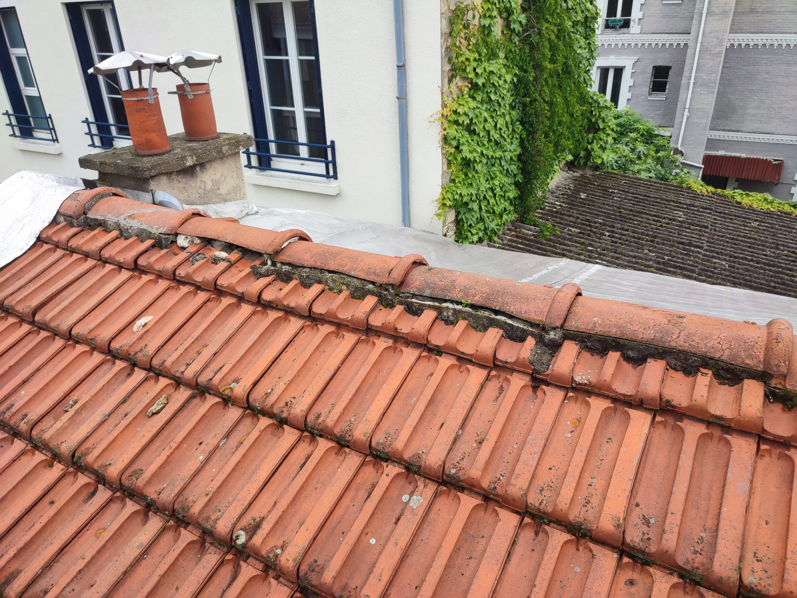 Bâtiment couverture faîtage avant