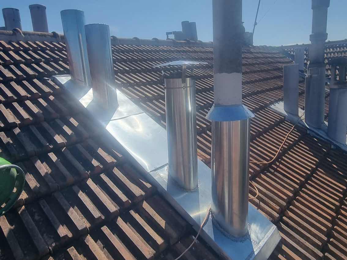 Bâtiment couverture cheminées zinc après