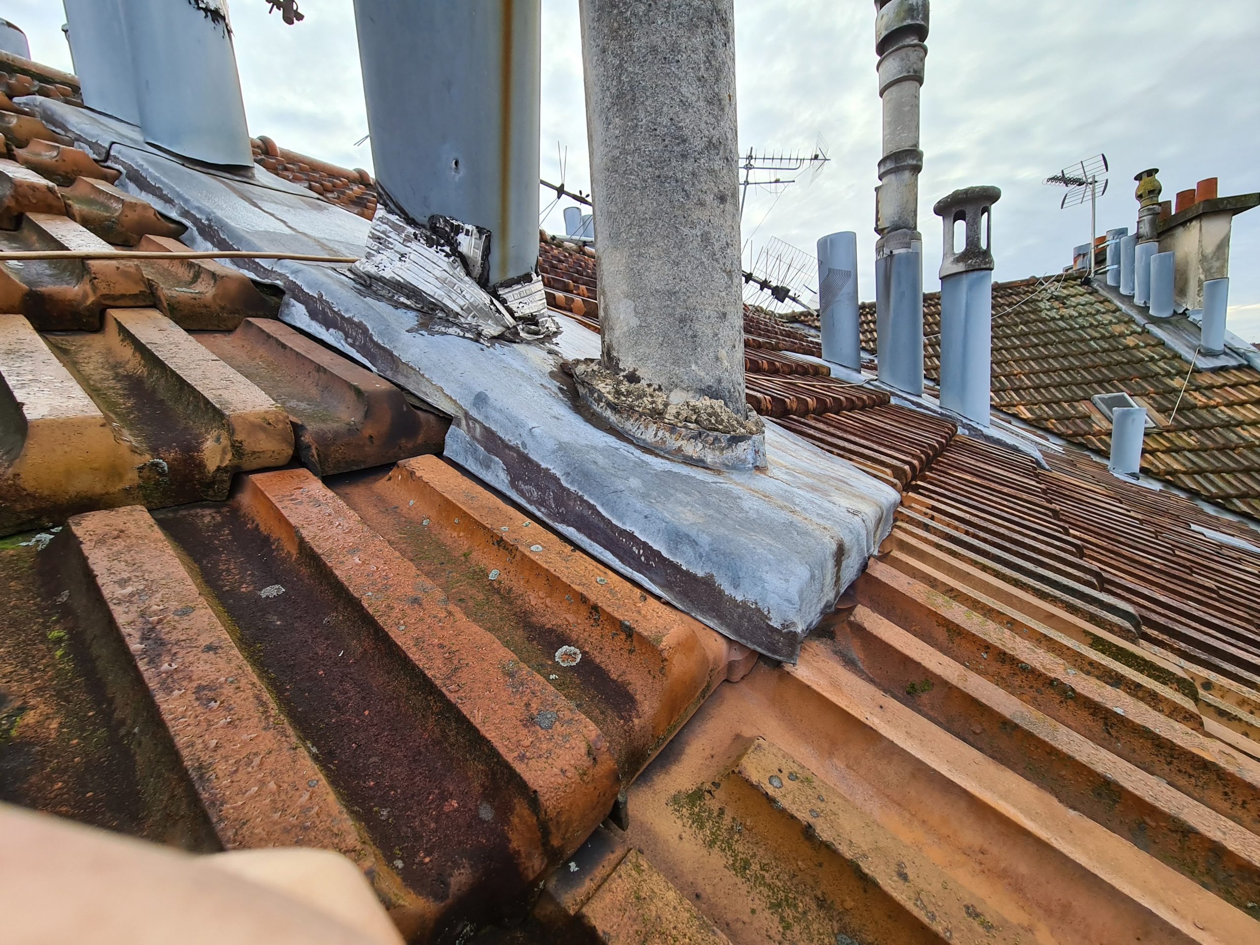 Bâtiment couverture cheminées zinc avant