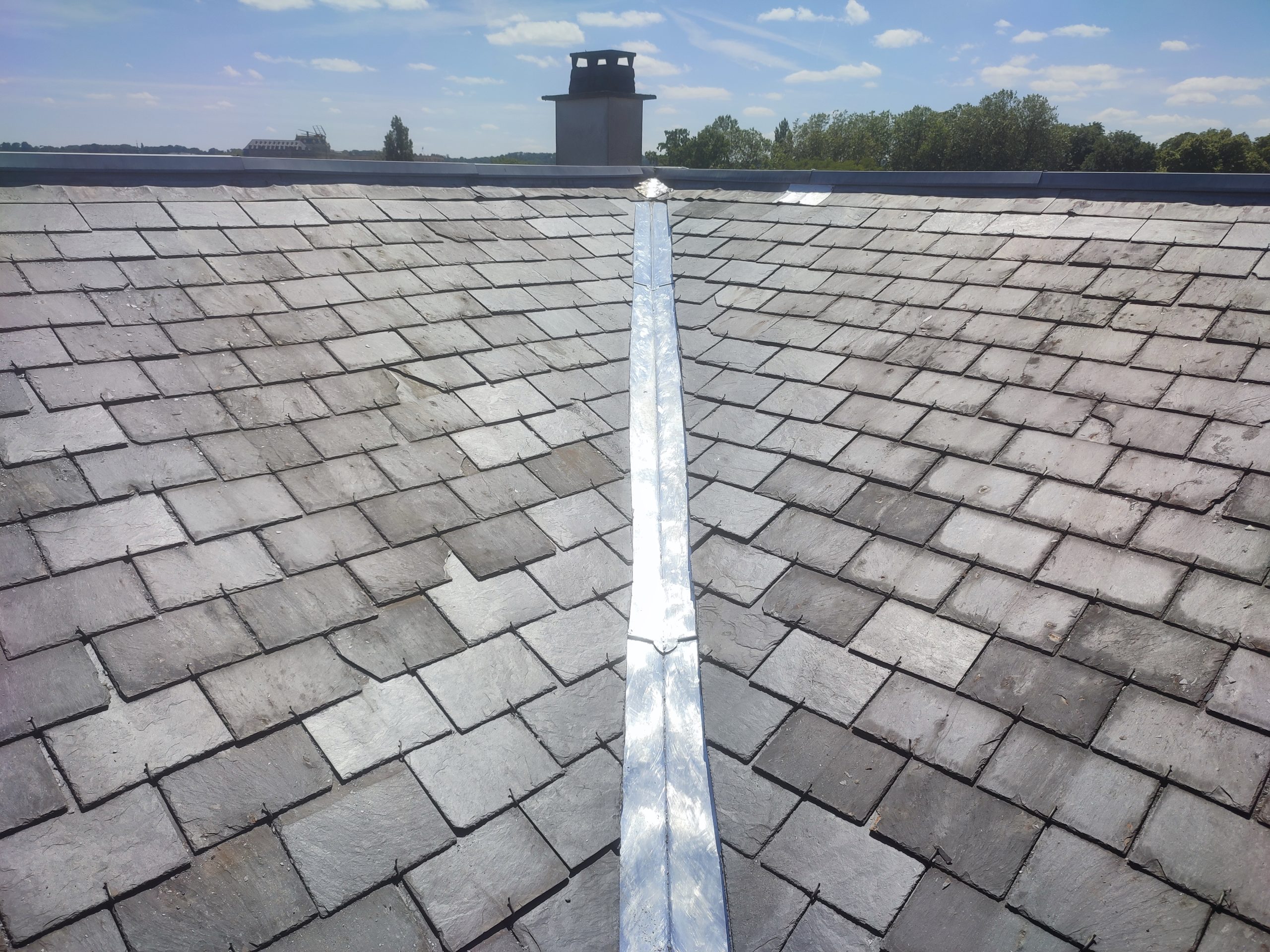 Bâtiment couverture noue zinc après